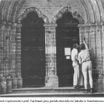 lata 60 prof. Gąsiorowski i prof. Tajchman przy portalu kościoła św Jakuba w Sandomierzu