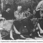lata 60 prof. Gąsiorowski w otoczeniu studentów zabytkoznawstwa i konserwatorstwa