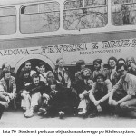 lata 70 studenci podczas objazdu naukowego na Kielecczyźnie